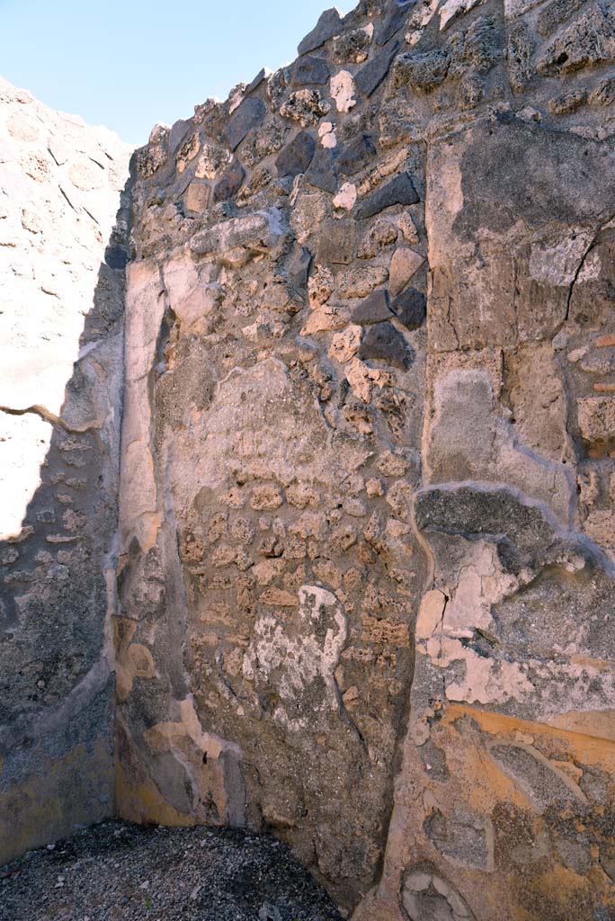 I.4.25/1.4.5 Pompeii. October 2019. Cubiculum 11, looking towards north end of east wall.
Foto Tobias Busen, ERC Grant 681269 DÉCOR.