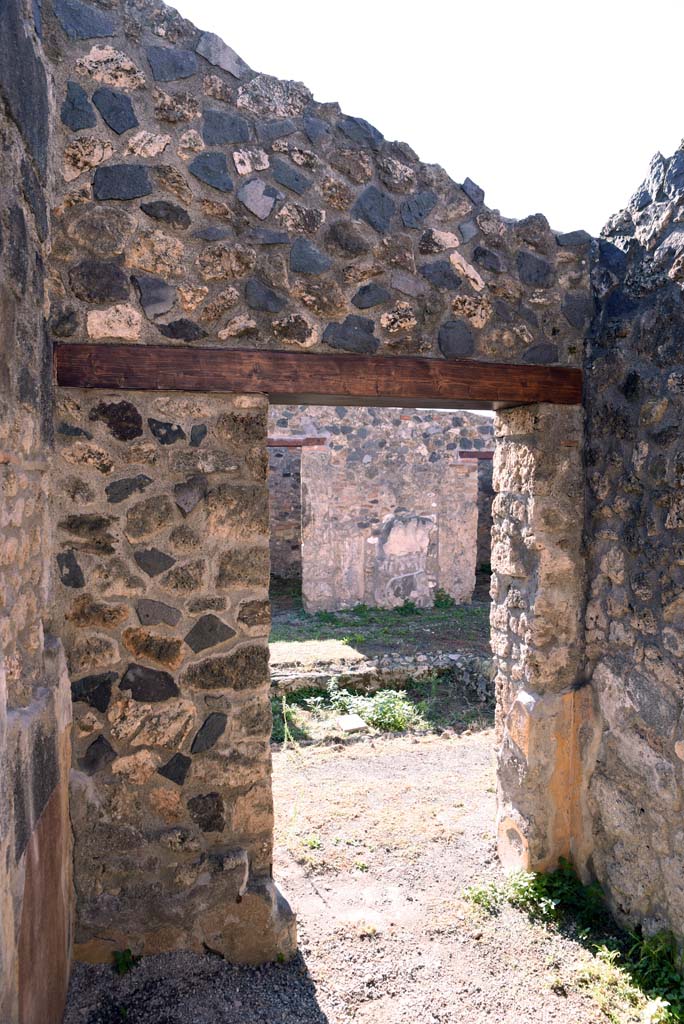 I.4.25/1.4.5 Pompeii. October 2019. Cubiculum 11, looking south towards doorway to atrium 6.
Foto Tobias Busen, ERC Grant 681269 DÉCOR.