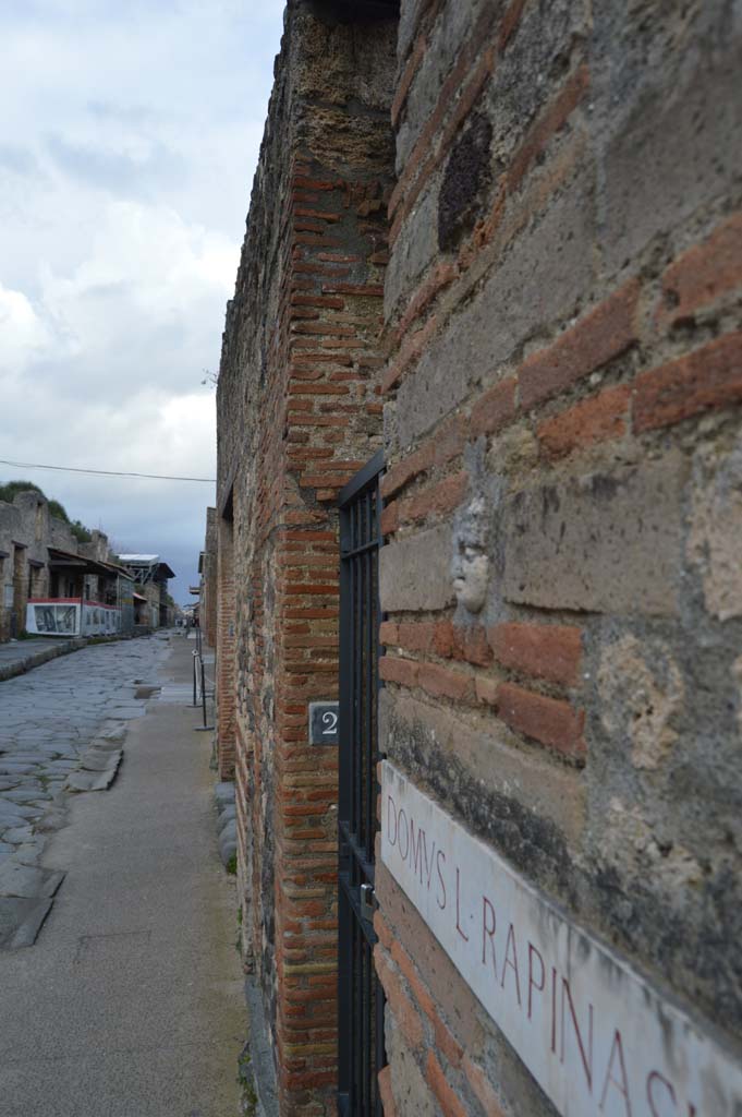 I.4.25 Pompeii. March 2018.
Looking towards east side of entrance and along Via dell’Abbondanza.
Foto Taylor Lauritsen, ERC Grant 681269 DÉCOR.