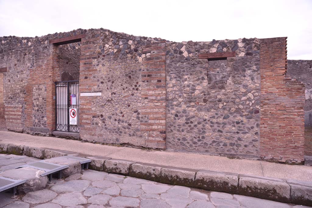 I.4.25 Pompeii. October 2019. Looking towards front façade on west side of entrance doorway.
Foto Tobias Busen, ERC Grant 681269 DÉCOR.