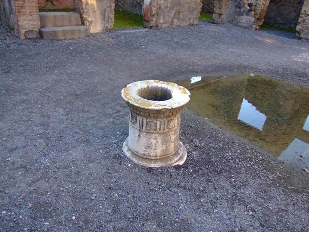 I.4.25 Pompeii. March 2009. Room 47, puteal in atrium.