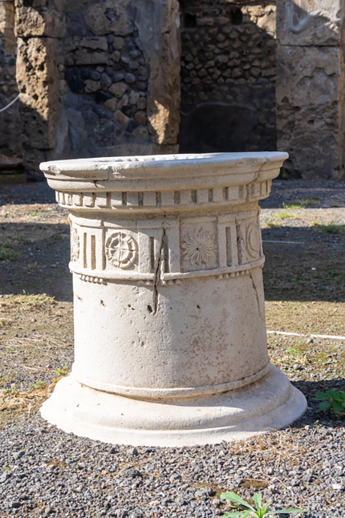 I.4.25 Pompeii. October 2023.
Room 47, detail of puteal in atrium. Photo courtesy of Johannes Eber.