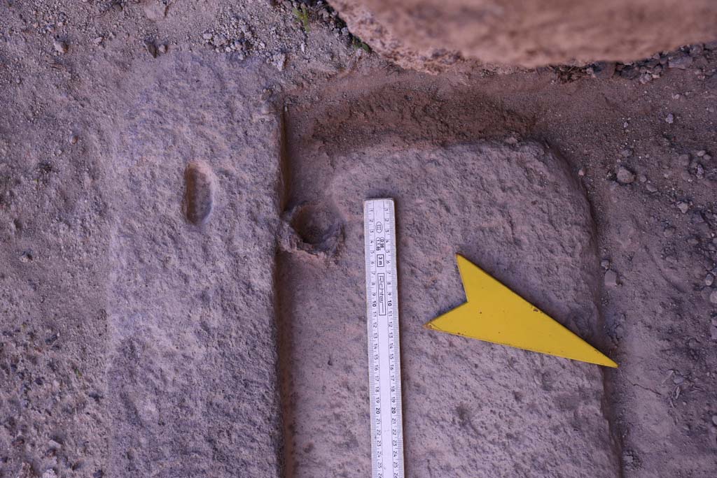 I.4.25 Pompeii. October 2019. Room 48, detail from west end of threshold.
Foto Tobias Busen, ERC Grant 681269 DÉCOR