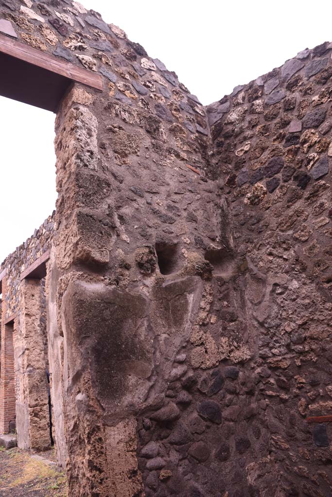 I.4.25 Pompeii. September 2020. Room 48, upper south-west corner and doorway to atrium.
Foto Tobias Busen, ERC Grant 681269 DÉCOR