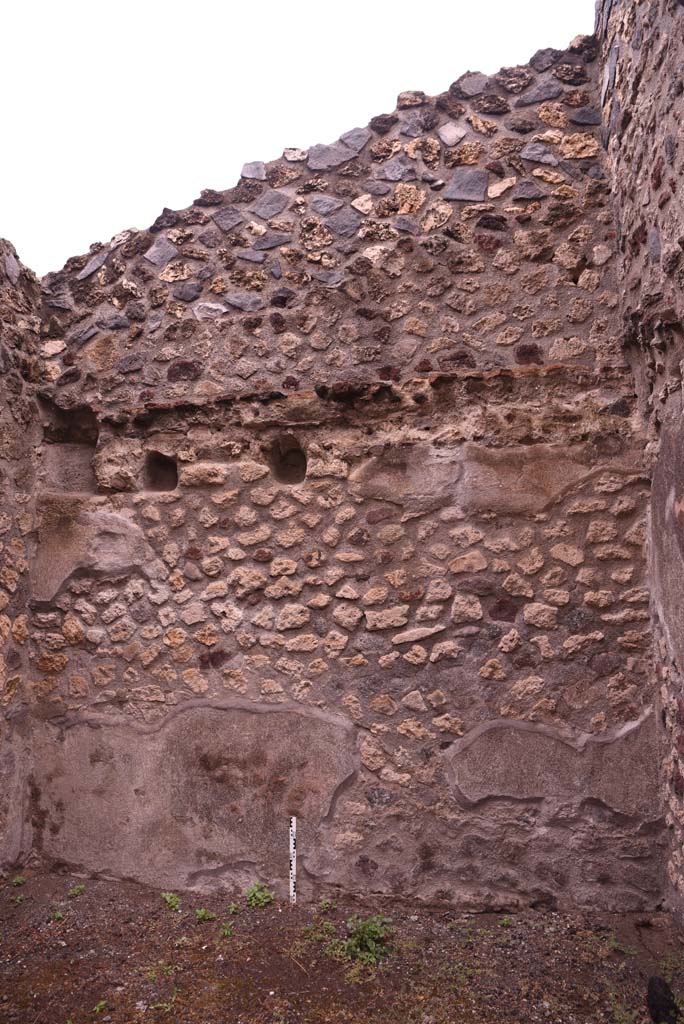 I.4.25 Pompeii. September 2020.
Room 48, looking towards north wall, with holes for support beams for an upper room.
Foto Tobias Busen, ERC Grant 681269 DÉCOR
