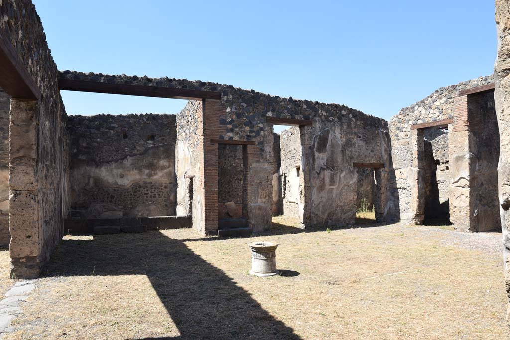 I.4.25 Pompeii. September 2020. Room 47, looking towards west side of atrium.
Foto Tobias Busen, ERC Grant 681269 DÉCOR