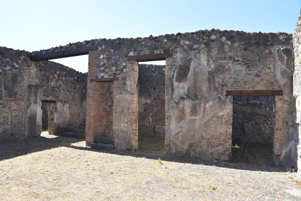 I.4.25 Pompeii. September 2020. Room 47, west side of atrium, with doorway to room 49, on right.
Foto Tobias Busen, ERC Grant 681269 DÉCOR