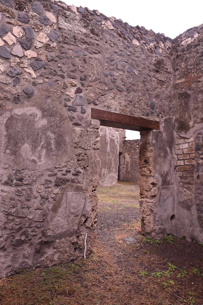 I.4.25 Pompeii. September 2019.
Room 49, east wall with doorway to atrium in south-east corner.
Foto Tobias Busen, ERC Grant 681269 DÉCOR