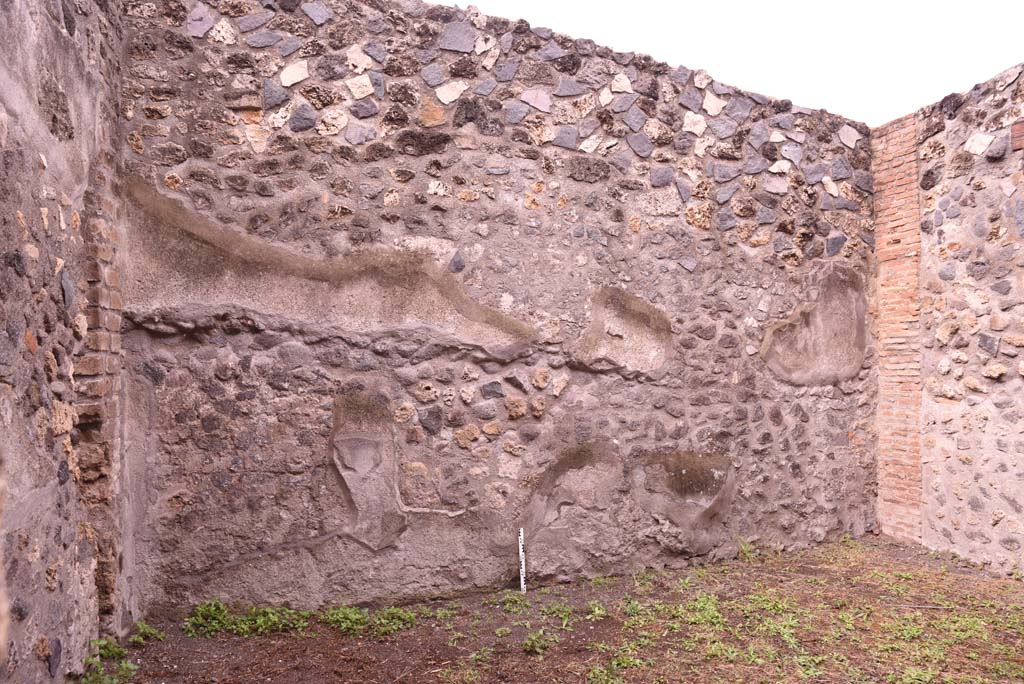 I.4.25 Pompeii. September 2019. Room 49, looking towards west wall.
Foto Tobias Busen, ERC Grant 681269 DÉCOR