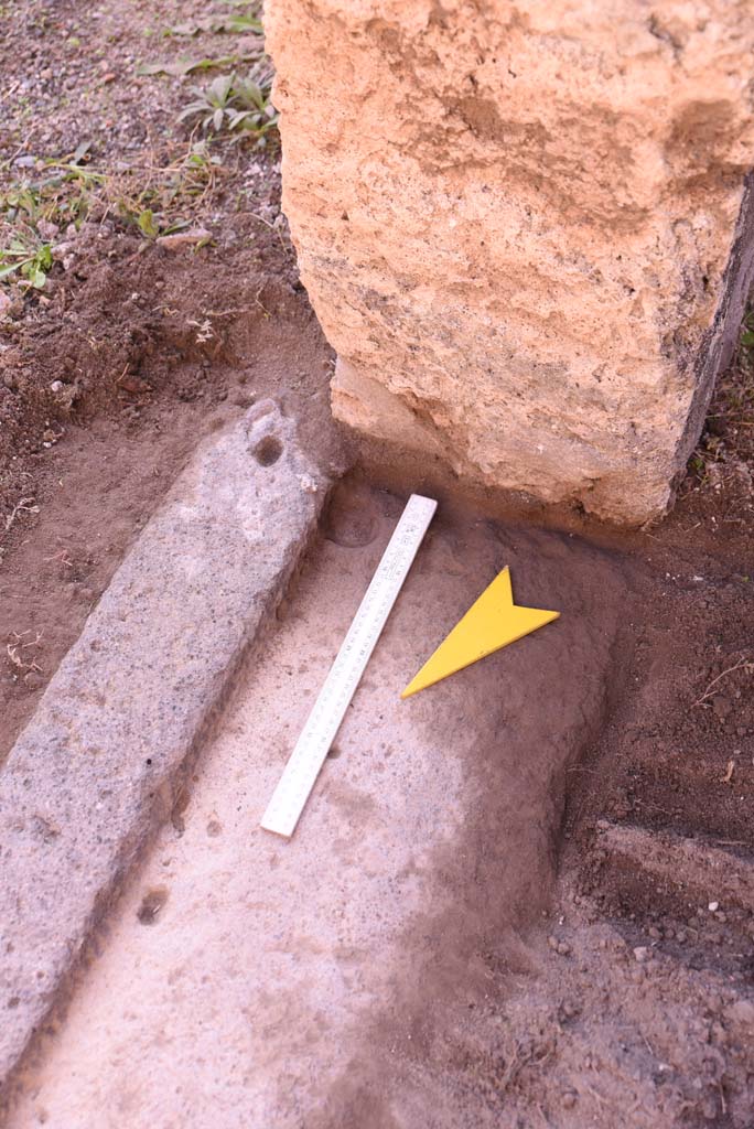 I.4.25 Pompeii. October 2019. Room 50, doorway threshold, detail from south end.
Foto Tobias Busen, ERC Grant 681269 DÉCOR