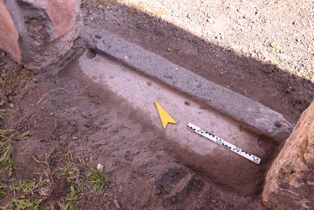 I.4.25 Pompeii. October 2019. Room 50, doorway threshold, looking towards north end.
Foto Tobias Busen, ERC Grant 681269 DÉCOR