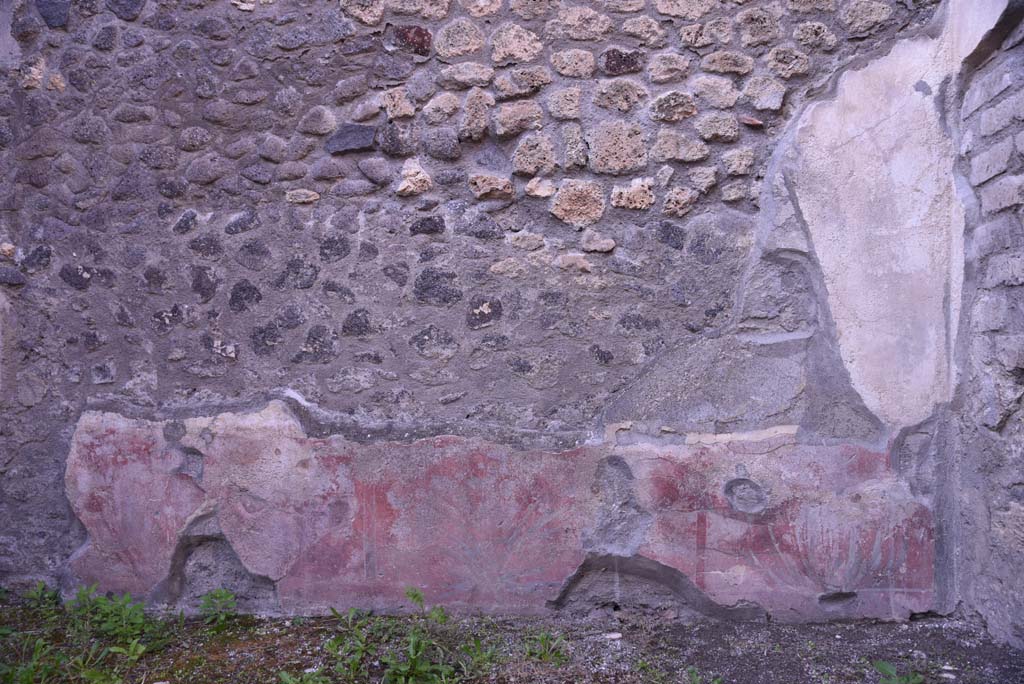 I.4.25 Pompeii. October 2019. Room 50, detail from painted zoccolo on west wall.
Foto Tobias Busen, ERC Grant 681269 DÉCOR
