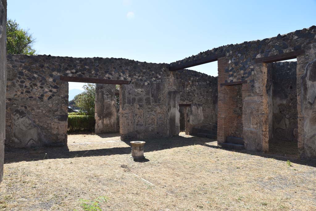 I.4.25 Pompeii. September 2020. Room 47, looking south-west across atrium, with doorway to room 51, west ala, centre right.
Foto Tobias Busen, ERC Grant 681269 D�COR

