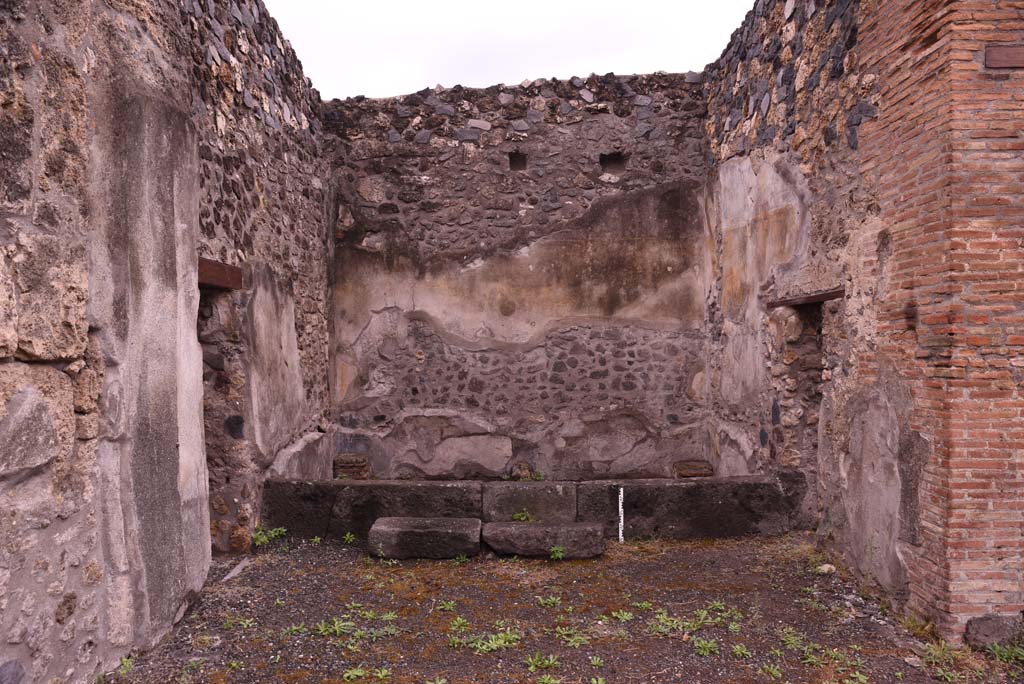 I.4.25 Pompeii. September 2019. Room 51, west ala, with doorway to room 52, on left, and to room 50, on right.
Foto Tobias Busen, ERC Grant 681269 DÉCOR.