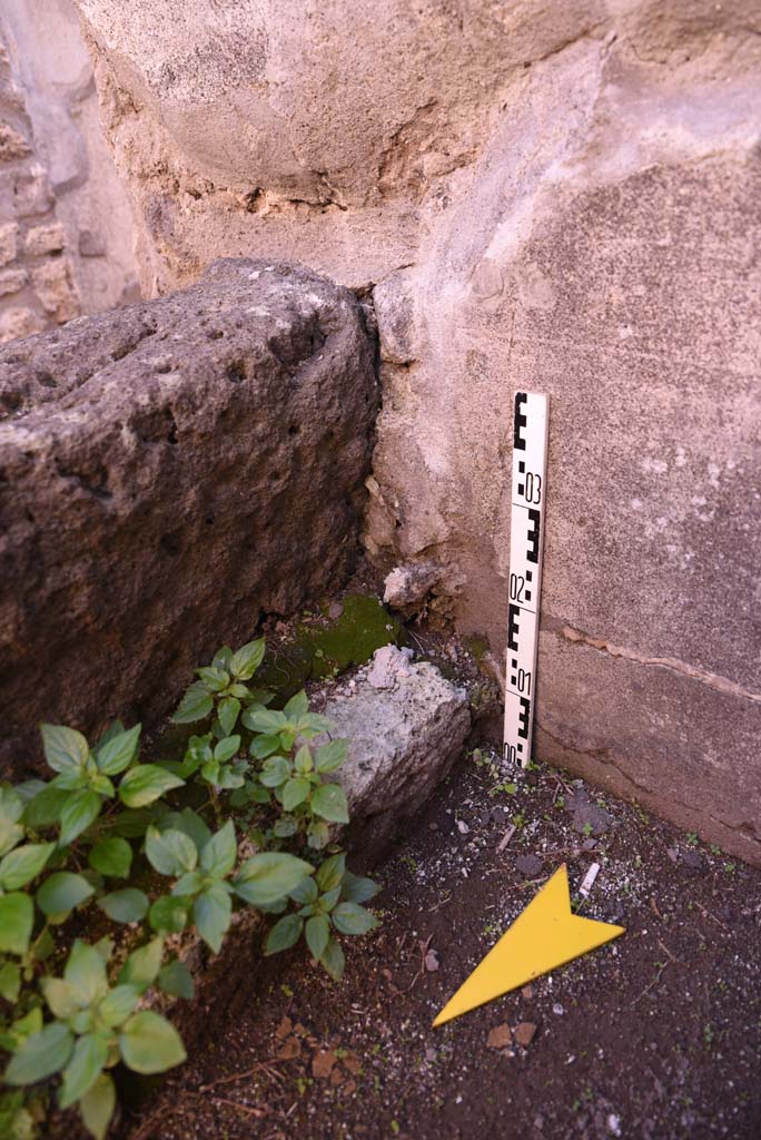 I.4.25 Pompeii. October 2019.
Room 51, detail from south end of east towards front wall in south-east corner.
Foto Tobias Busen, ERC Grant 681269 DÉCOR