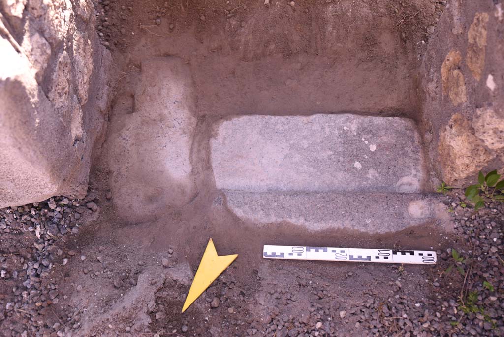 I.4.25 Pompeii. October 2019. Room 52, detail of doorway threshold.
Foto Tobias Busen, ERC Grant 681269 DÉCOR.