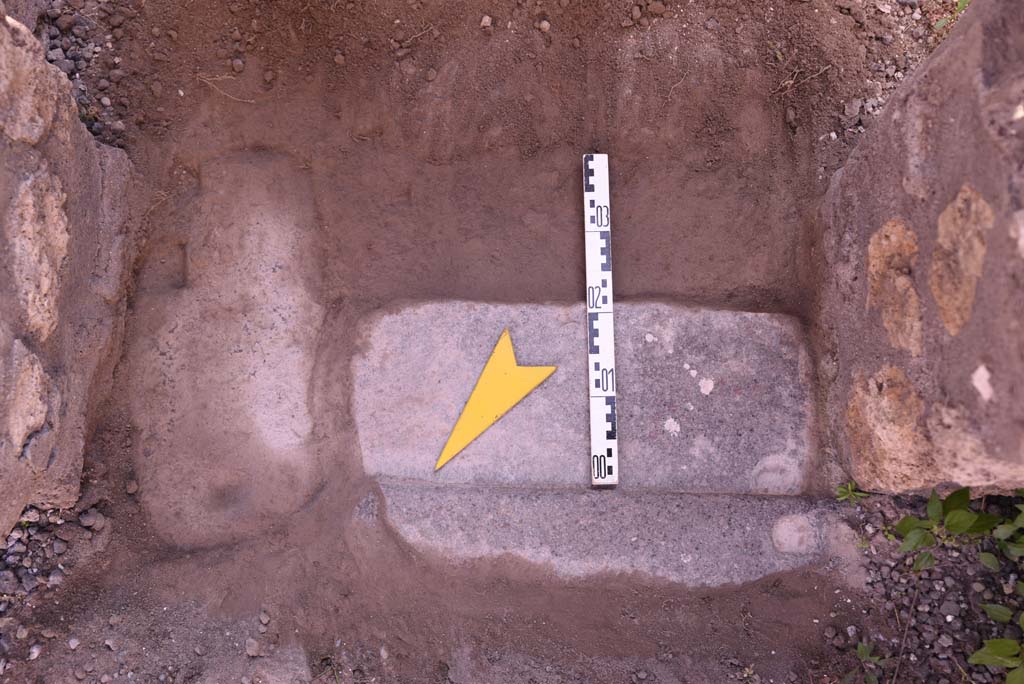 I.4.25 Pompeii. October 2019. Room 52, detail of doorway threshold, looking south.
Foto Tobias Busen, ERC Grant 681269 DÉCOR.