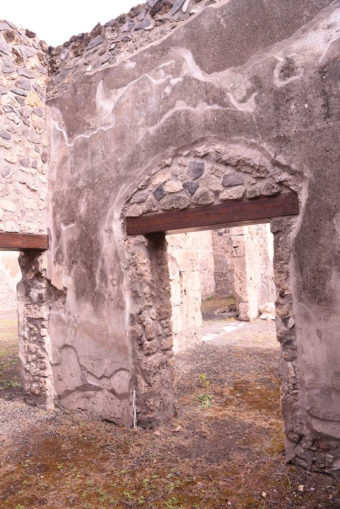 I.4.25 Pompeii. September 2019.
Room 52, north-east corner, and doorway in east wall to north portico of upper peristyle 56.
Foto Tobias Busen, ERC Grant 681269 DÉCOR.