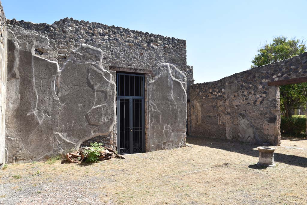 I.4.25 Pompeii. September 2020. Atrium 47, looking towards east side, with doorway to room 53, in centre, and east ala 54.
Foto Tobias Busen, ERC Grant 681269 DÉCOR
