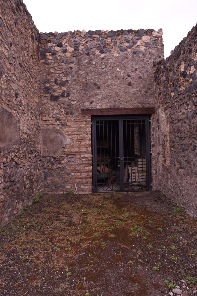 I.4.25 Pompeii. September 2019.
Room 54, looking east in south-east corner of atrium, with doorway to room 55.
Foto Tobias Busen, ERC Grant 681269 DÉCOR.
