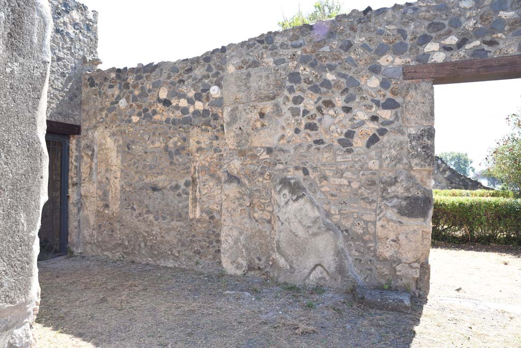 I.4.25 Pompeii. September 2020. East ala 54, south wall, and doorway to north portico of upper peristyle, on right.
Foto Tobias Busen, ERC Grant 681269 DÉCOR