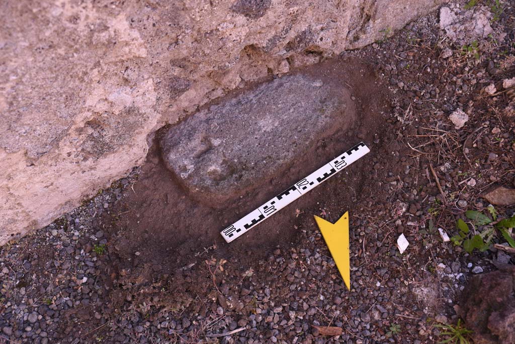 I.4.25 Pompeii. October 2019. East ala 54, detail of south side of doorway threshold.
Foto Tobias Busen, ERC Grant 681269 DÉCOR