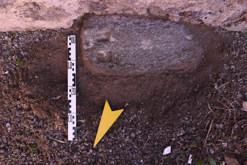 I.4.25 Pompeii. October 2019. East ala 54, detail of south side of doorway threshold.
Foto Tobias Busen, ERC Grant 681269 DÉCOR