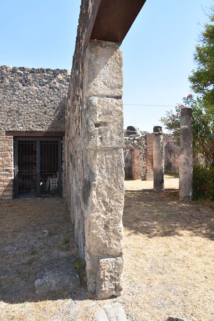 I.4.25 Pompeii. September 2020.
Looking east, with east ala 54, on left, and north portico of upper peristyle 56, on right.
Foto Tobias Busen, ERC Grant 681269 DÉCOR