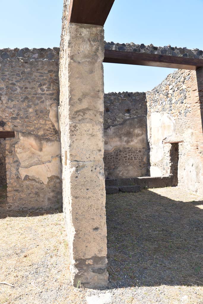I.4.25 Pompeii. September 2020. Looking west with north portico, on left, and west ala 51, on right.
Foto Tobias Busen, ERC Grant 681269 DÉCOR