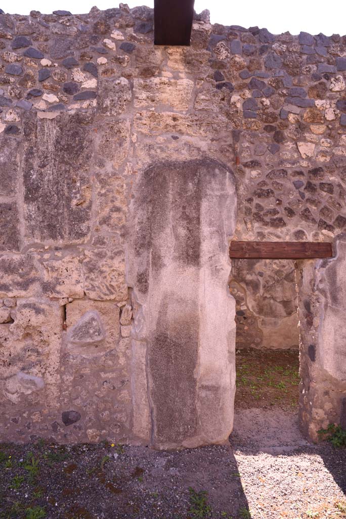 I.4.25 Pompeii. October 2019.
Room 47, south wall of atrium, on left, and doorway to room 52, in south wall of room 51, on right.
Foto Tobias Busen, ERC Grant 681269 DÉCOR