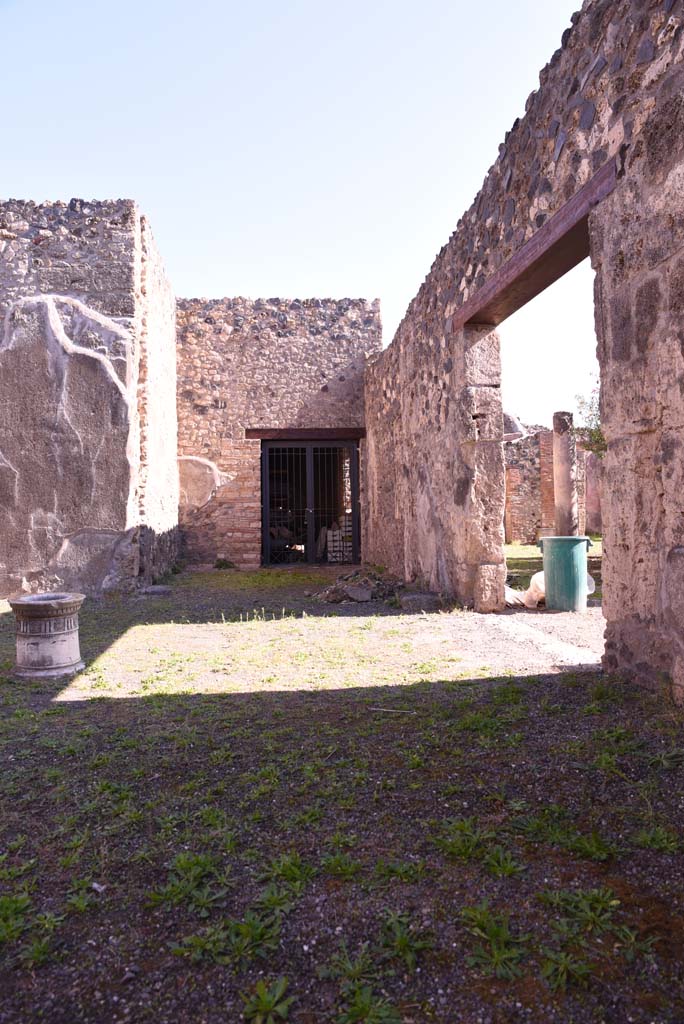 I.4.25 Pompeii. October 2019.
Atrium 47, looking east along south side, with entry to north portico of upper peristyle 56, on right.
Foto Tobias Busen, ERC Grant 681269 DÉCOR