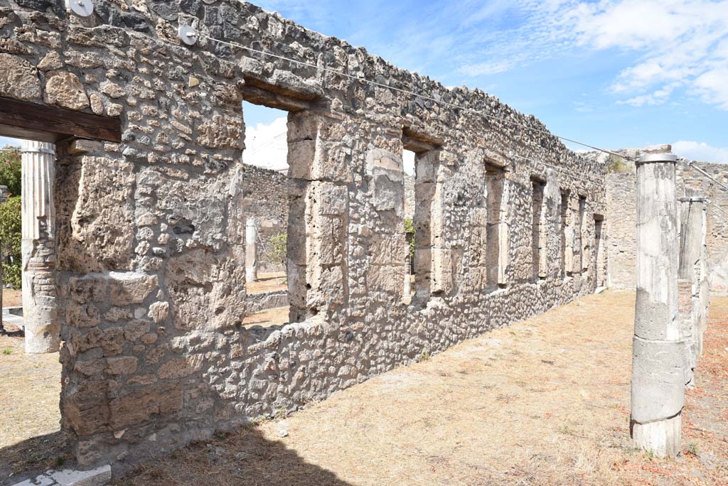 I.4.25 Pompeii. September 2020.
Lower Peristyle 32, looking east along north portico towards other doorway to Middle Peristyle 17, at east end.
Foto Tobias Busen, ERC Grant 681269 DÉCOR.