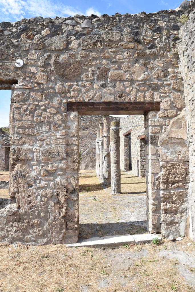 I.4.25 Pompeii. September 2020.
Lower Peristyle 32, looking north through doorway towards east end of Middle Peristyle 17.
Foto Tobias Busen, ERC Grant 681269 DÉCOR.