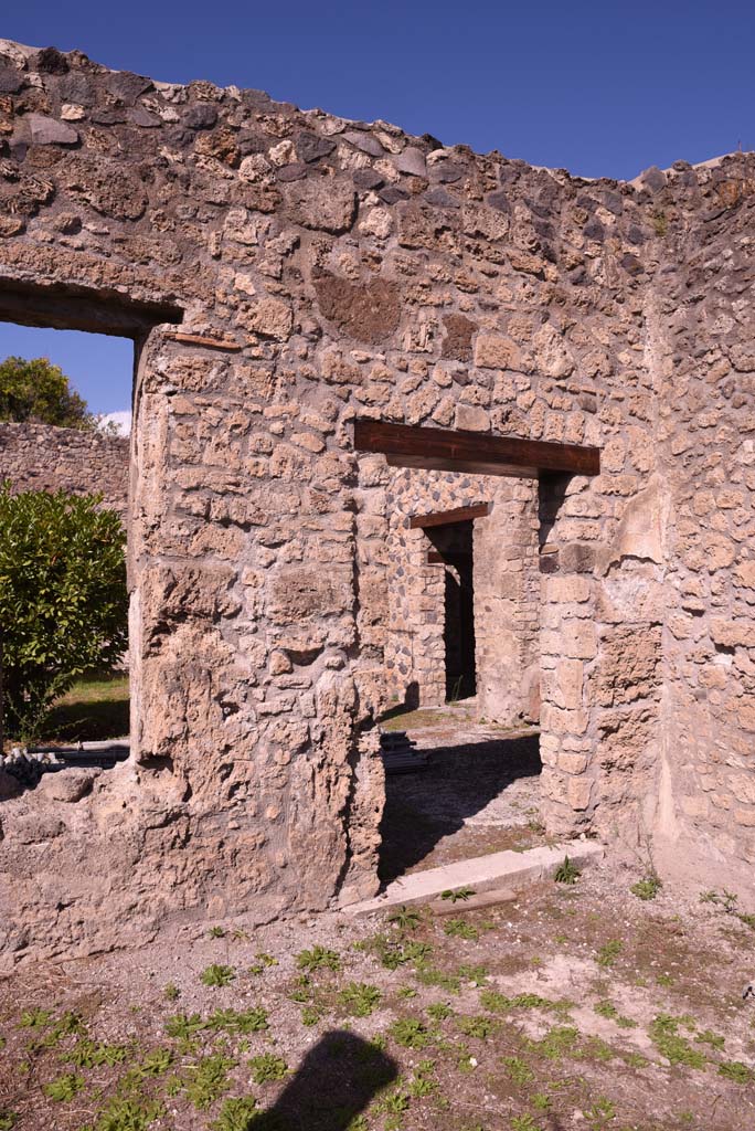 I.4.25 Pompeii. October 2019.
Lower Peristyle 32, doorway at east end of north portico into Middle Peristyle 17.
Foto Tobias Busen, ERC Grant 681269 DÉCOR.