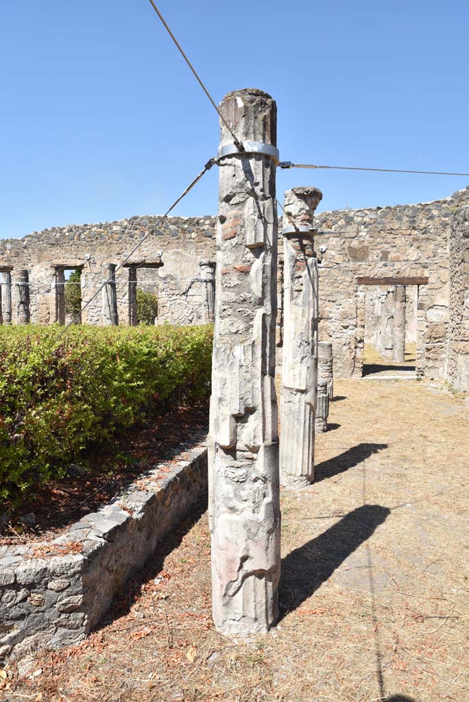 I.4.25 Pompeii. September 2020.
Lower Peristyle 32, looking north along east portico towards doorway to Middle Peristyle 17.
Foto Tobias Busen, ERC Grant 681269 DÉCOR.