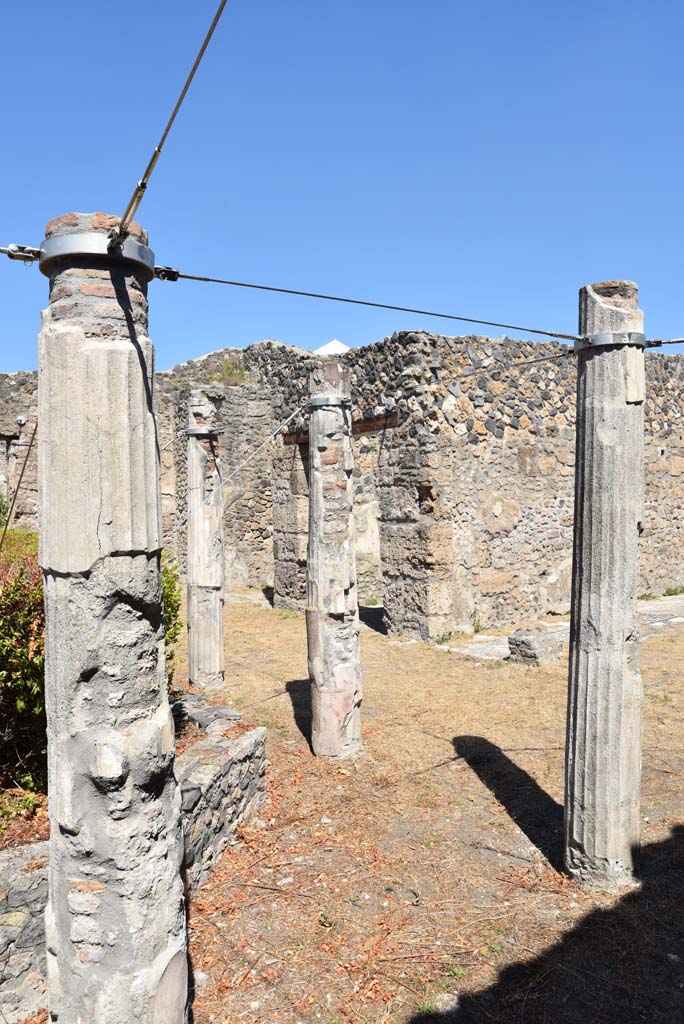 I.4.25 Pompeii. September 2020.
Lower Peristyle 32, south-east corner, looking towards doorways to rooms 33, 34, and 35.
Foto Tobias Busen, ERC Grant 681269 DÉCOR.