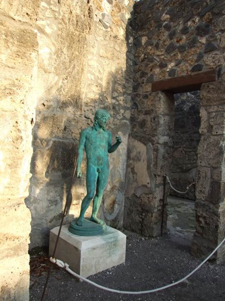 I.4.25 Pompeii. December 2007. Room 33, small room on east side of lower peristyle 32.
A reproduction bronze statue of Apollo playing the cithara.
The original that gave the name to the house was found in the middle peristyle 17.