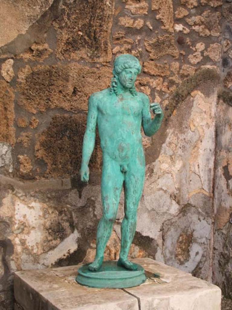 I.4.25 Pompeii. December 2004.
Copy of bronze statue of Apollo playing the cithara.
He held the cithara in his left hand and is still holding the plectrum in his right.
