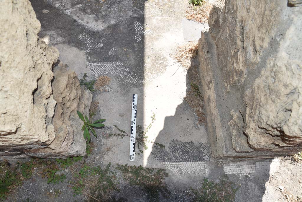 I.4.25 Pompeii. September 2020. Room 33, detail of flooring, with room 34 above.
Foto Tobias Busen, ERC Grant 681269 DÉCOR.