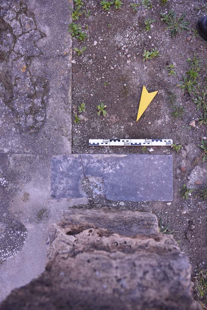 I.4.25 Pompeii. October 2019. Room 34, detail of doorway threshold at north end of doorway.
Foto Tobias Busen, ERC Grant 681269 DÉCOR.