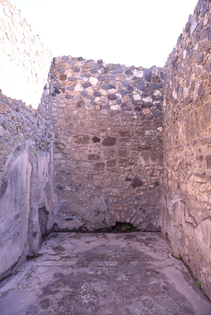 I.4.25 Pompeii. October 2019.
Room 34, looking towards east wall, and alcove, from entrance doorway.
Foto Tobias Busen, ERC Grant 681269 DÉCOR.