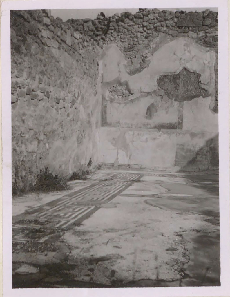 I.4.25 Pompeii. Pre-1943. Room 35, north wall and north-east corner showing mosaic floor of exedra.
See Warscher, T. 1942. Catalogo illustrato degli affreschi del Museo Nazionale di Napoli. Sala LXXXII. Vol.4. Rome, Swedish Institute