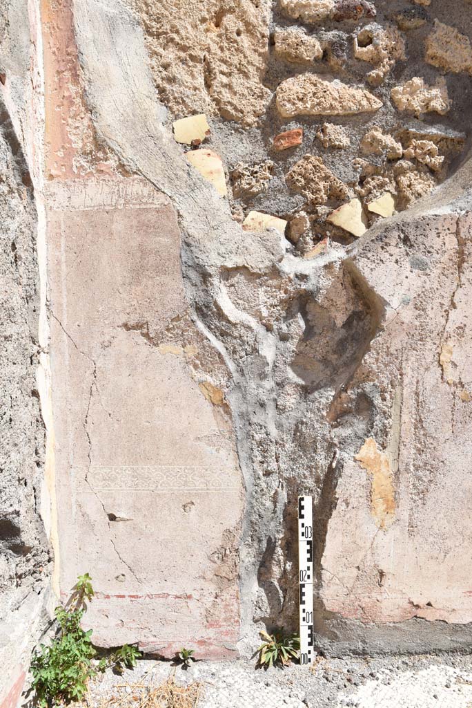 I.4.25 Pompeii. September 2020.
Room 35, detail from zoccolo/dado on east wall in north-east corner.
Foto Tobias Busen, ERC Grant 681269 DÉCOR.