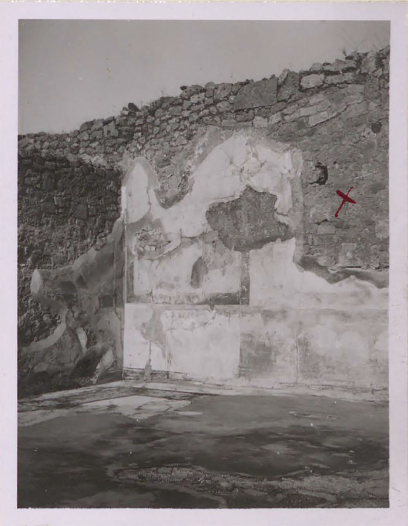 I.4.25 Pompeii. Pre-1943. Room 35, north-east corner and east wall.
According to Warscher –
“X” marks the spot of the recess remaining after the painting was removed and transferred to the museum.
See Warscher, T. 1942. Catalogo illustrato degli affreschi del Museo Nazionale di Napoli. Sala LXXXII. Vol.4. Rome, Swedish Institute