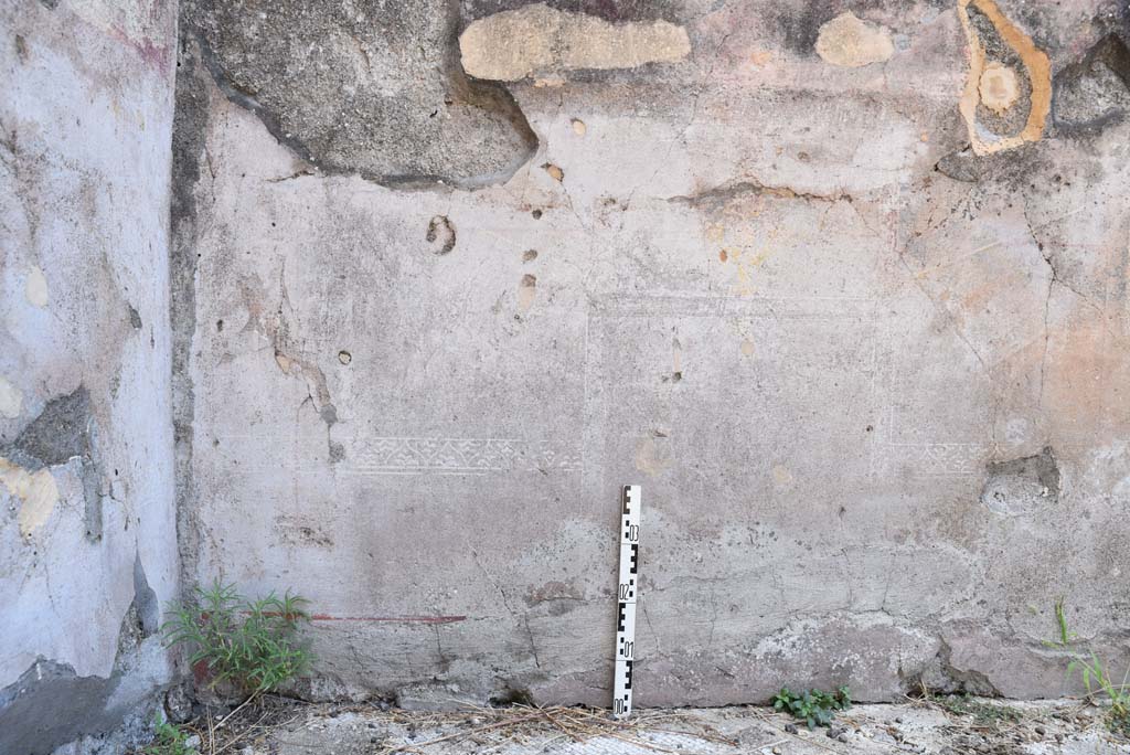 I.4.25 Pompeii. September 2020. Room 35, remaining painted decoration on zoccolo in south-east corner.
Foto Tobias Busen, ERC Grant 681269 DÉCOR.