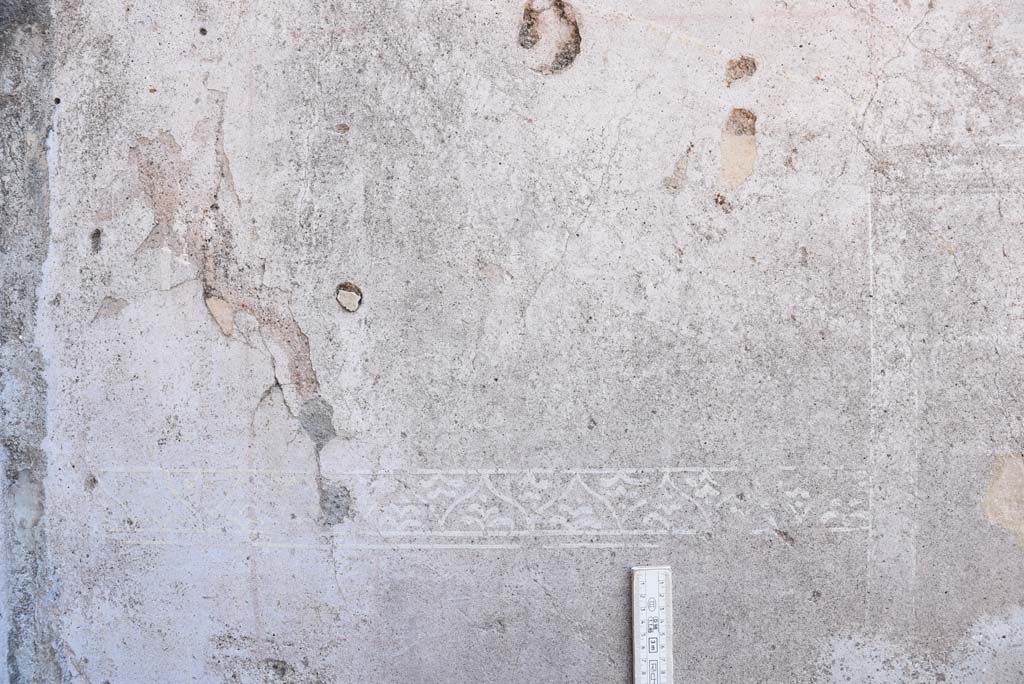 I.4.25 Pompeii. September 2020. Room 35, detail of remaining painted decoration on zoccolo in south-east corner.
Foto Tobias Busen, ERC Grant 681269 DÉCOR.