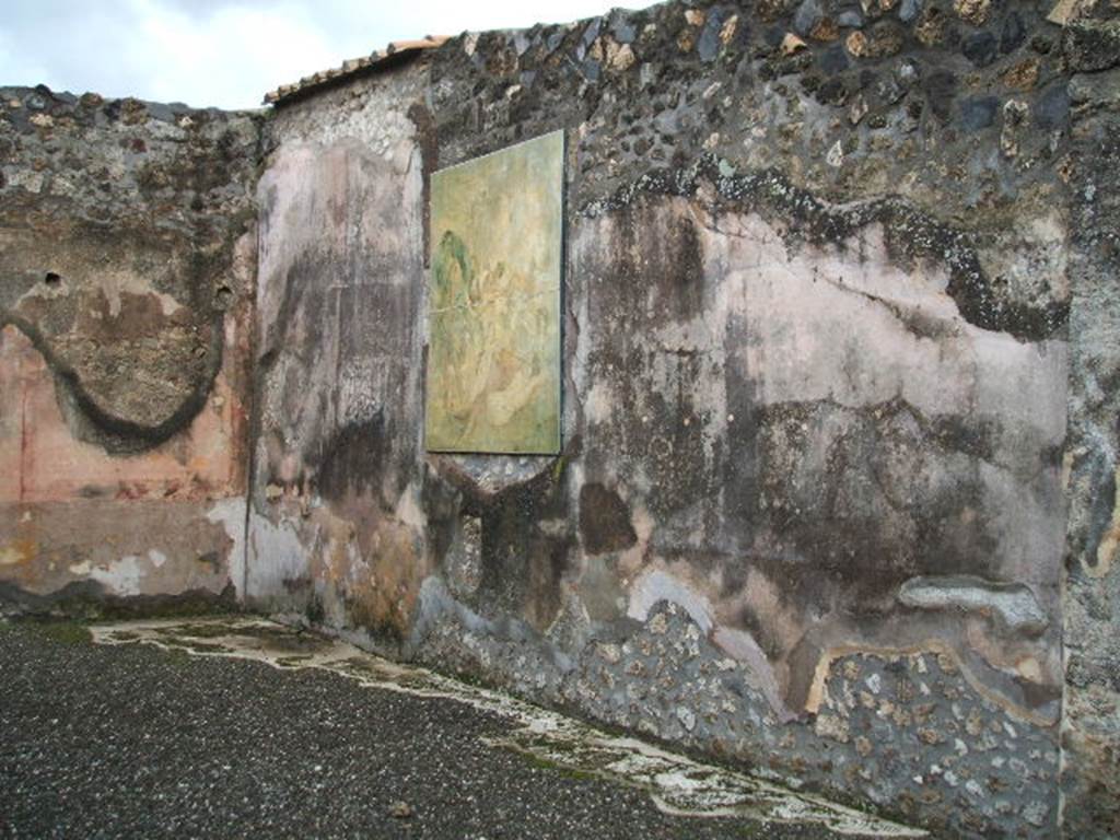 I.4.25 Pompeii. December 2004. Room 35, south wall of exedra near lower peristyle 32.