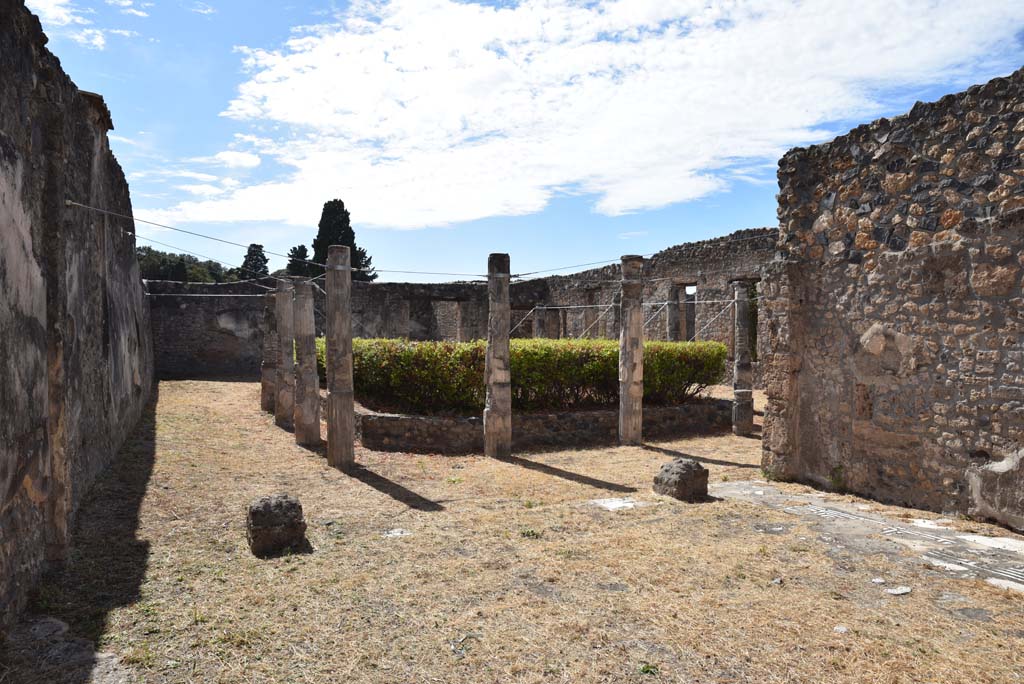 I.4.25 Pompeii. September 2020.
Lower Peristyle 32, looking north-west towards doorway threshold and south-east portico, from room 35.
Foto Tobias Busen, ERC Grant 681269 DÉCOR.