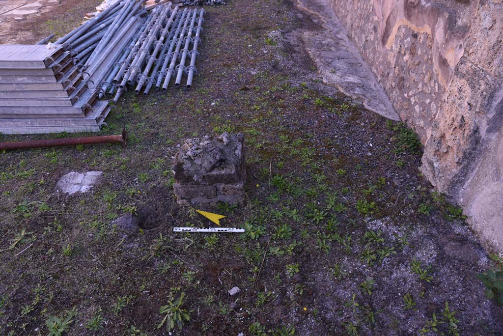 I.4.25 Pompeii. October 2019. Room 35, looking east at south side of doorway.
Foto Tobias Busen, ERC Grant 681269 DÉCOR.