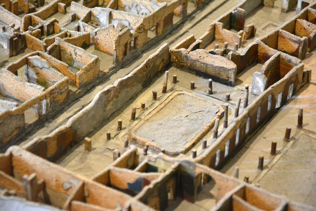 I.4.25 Pompeii. May 2019. Detail from model in Naples Archaeological Museum.
Looking south-west towards south and west walls of Lower Peristyle 32.
Foto Tobias Busen, ERC Grant 681269 DÉCOR.